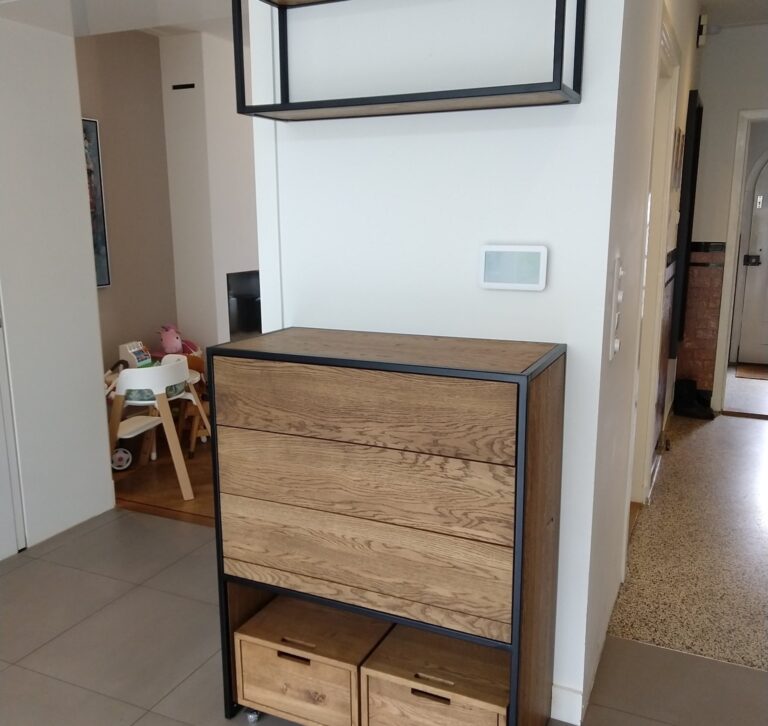 Keukenkast en tv-meubel van hergebruikt eikenhout – Joyce Flendrie Interieur & Design