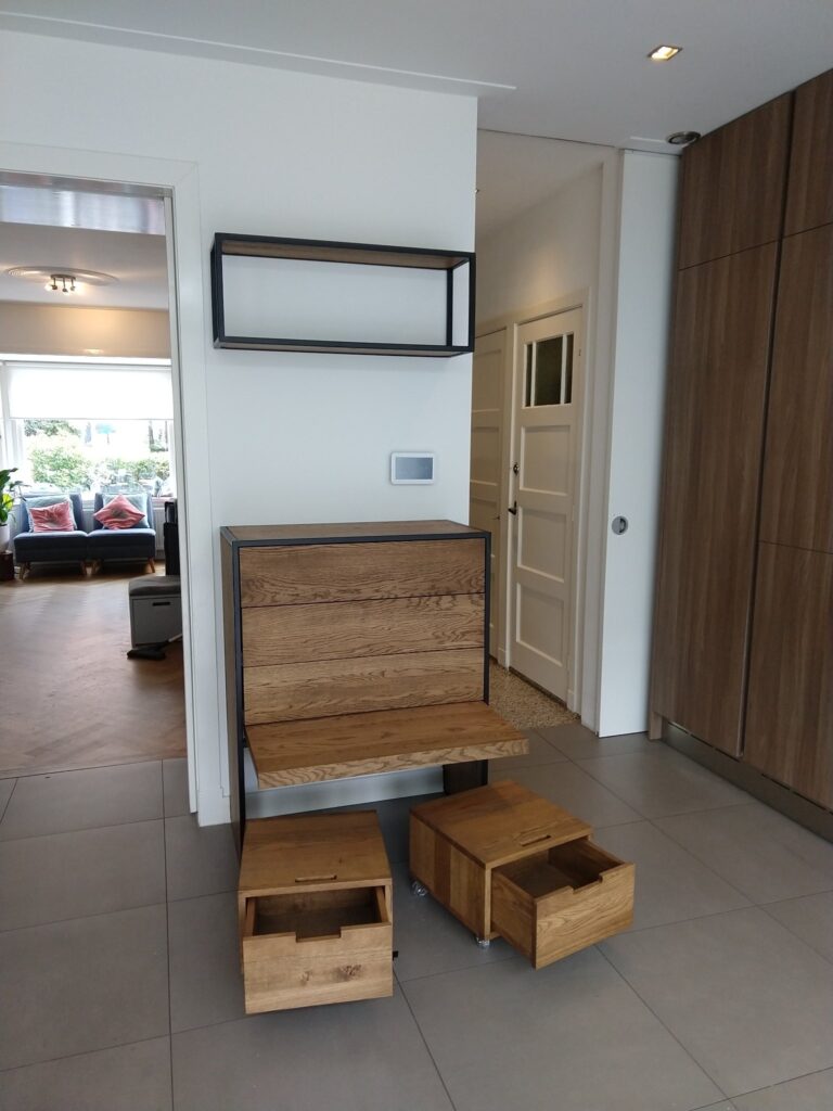 Keukenkast en tv-meubel van hergebruikt eikenhout – Joyce Flendrie Interieur & Design