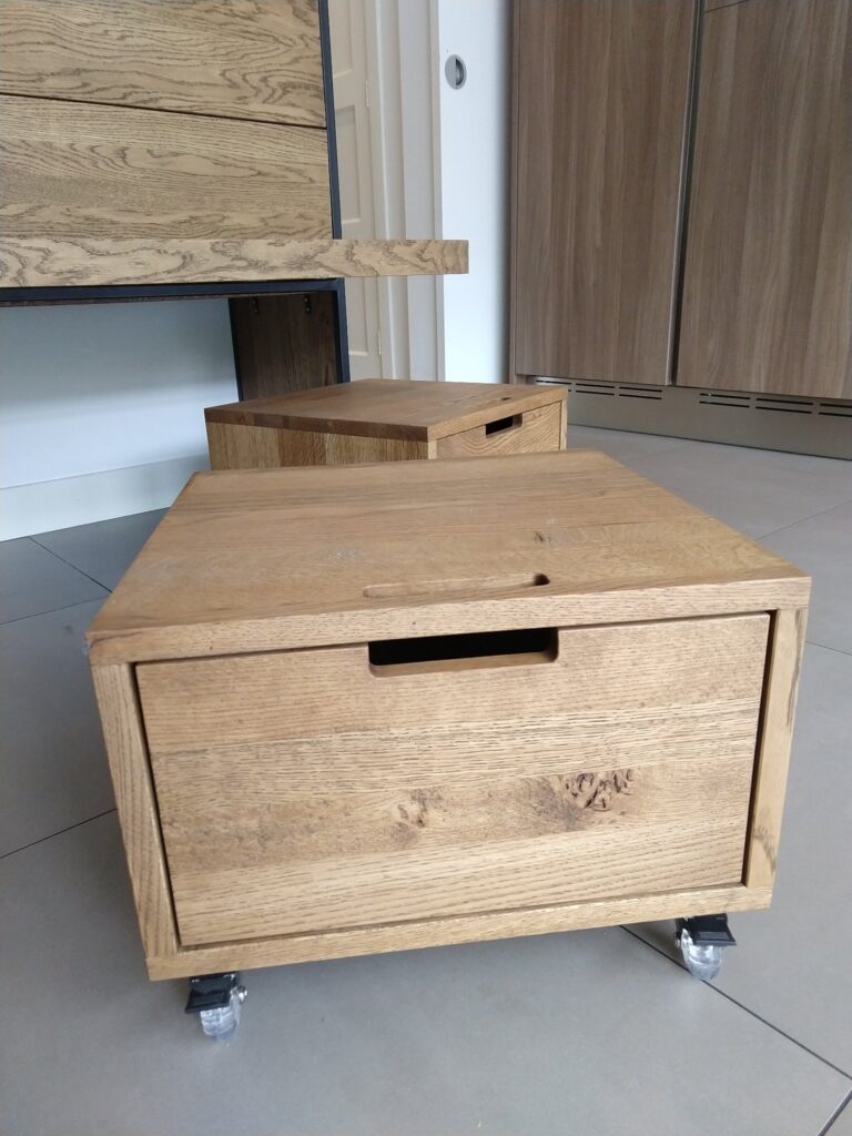 Keukenkast en tv-meubel van hergebruikt eikenhout – Joyce Flendrie Interieur & Design