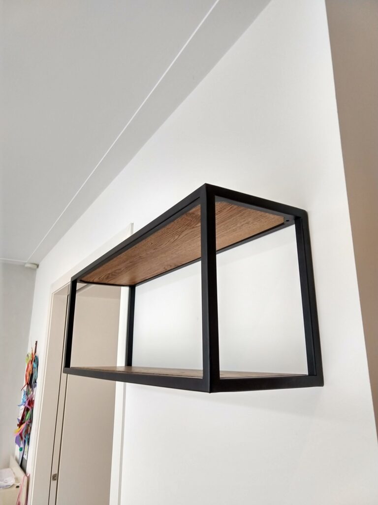 Keukenkast en tv-meubel van hergebruikt eikenhout – Joyce Flendrie Interieur & Design