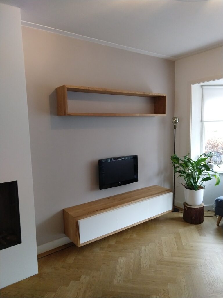 Keukenkast en tv-meubel van hergebruikt eikenhout – Joyce Flendrie Interieur & Design