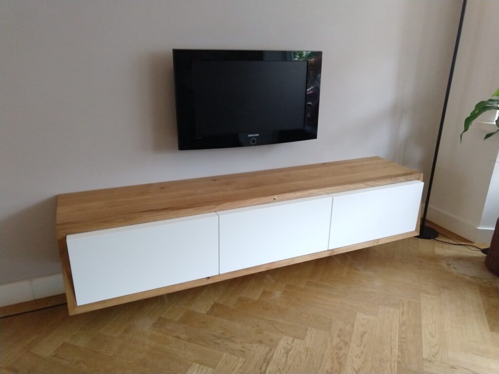 Keukenkast en tv-meubel van hergebruikt eikenhout – Joyce Flendrie Interieur & Design