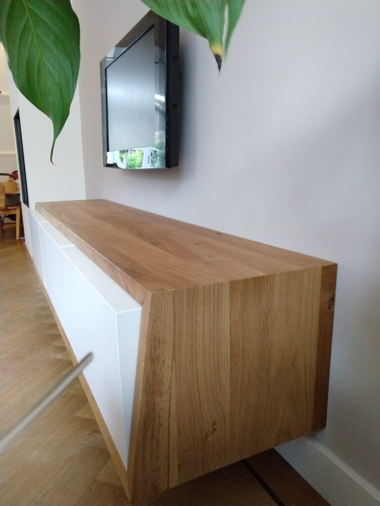 Keukenkast en tv-meubel van hergebruikt eikenhout – Joyce Flendrie Interieur & Design