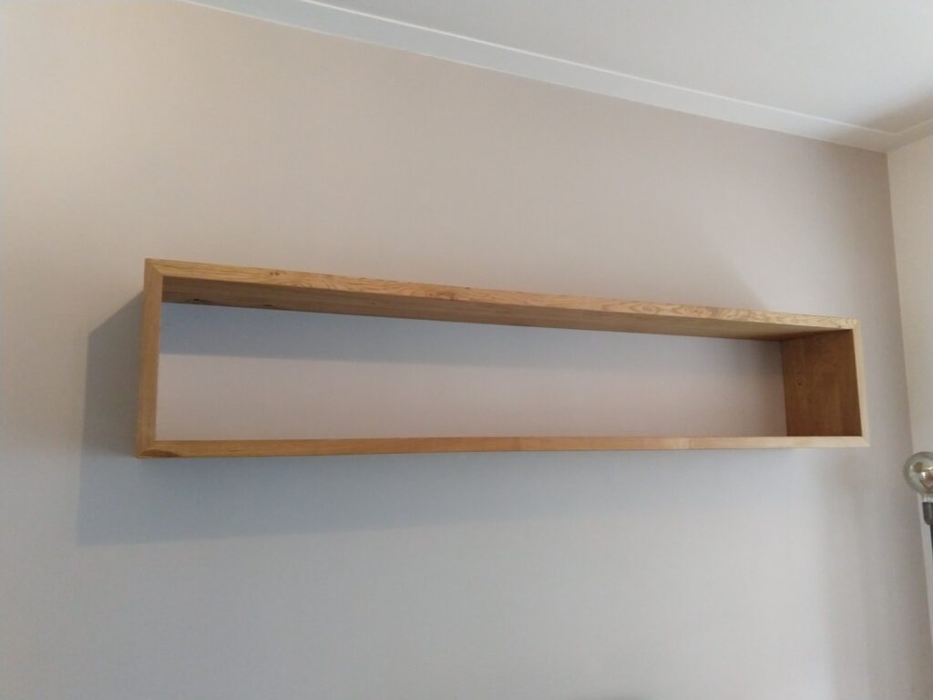 Keukenkast en tv-meubel van hergebruikt eikenhout – Joyce Flendrie Interieur & Design