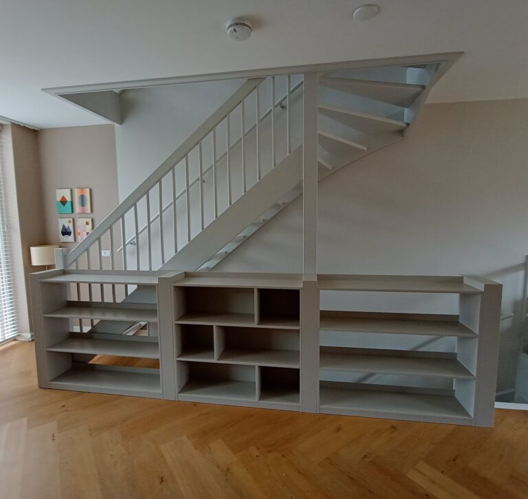 Boekenkast rond het trapgat – Joyce Flendrie Interieur & Design