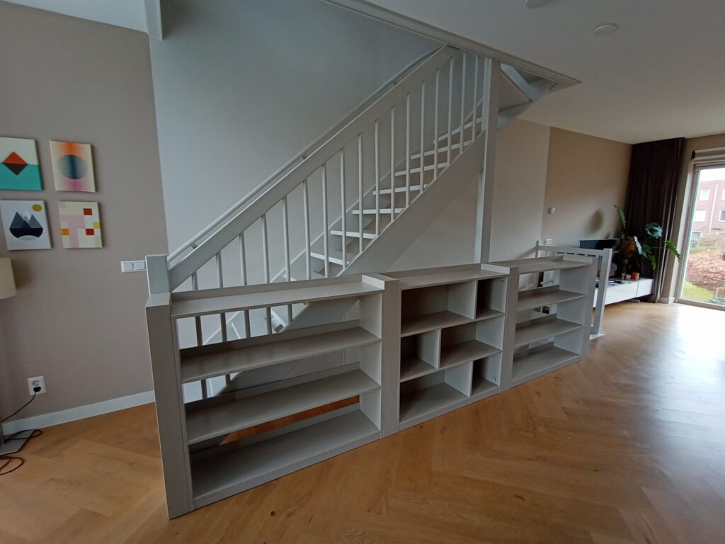 Boekenkast rond het trapgat – Joyce Flendrie Interieur & Design
