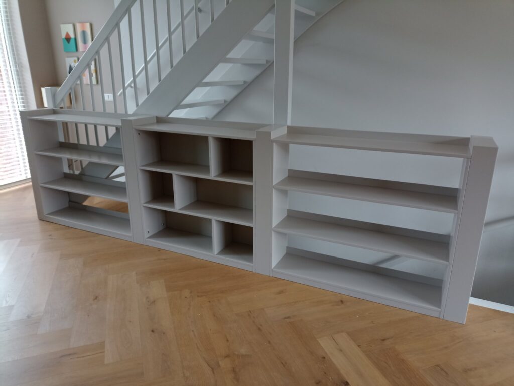 Boekenkast rond het trapgat – Joyce Flendrie Interieur & Design