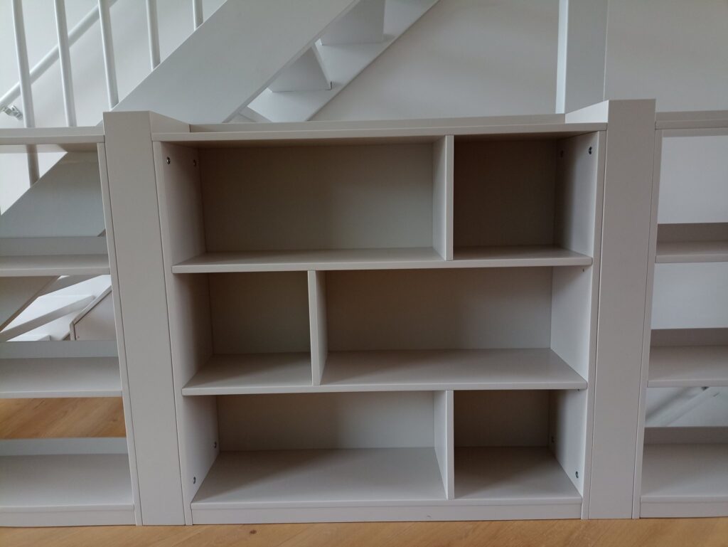 Boekenkast rond het trapgat – Joyce Flendrie Interieur & Design