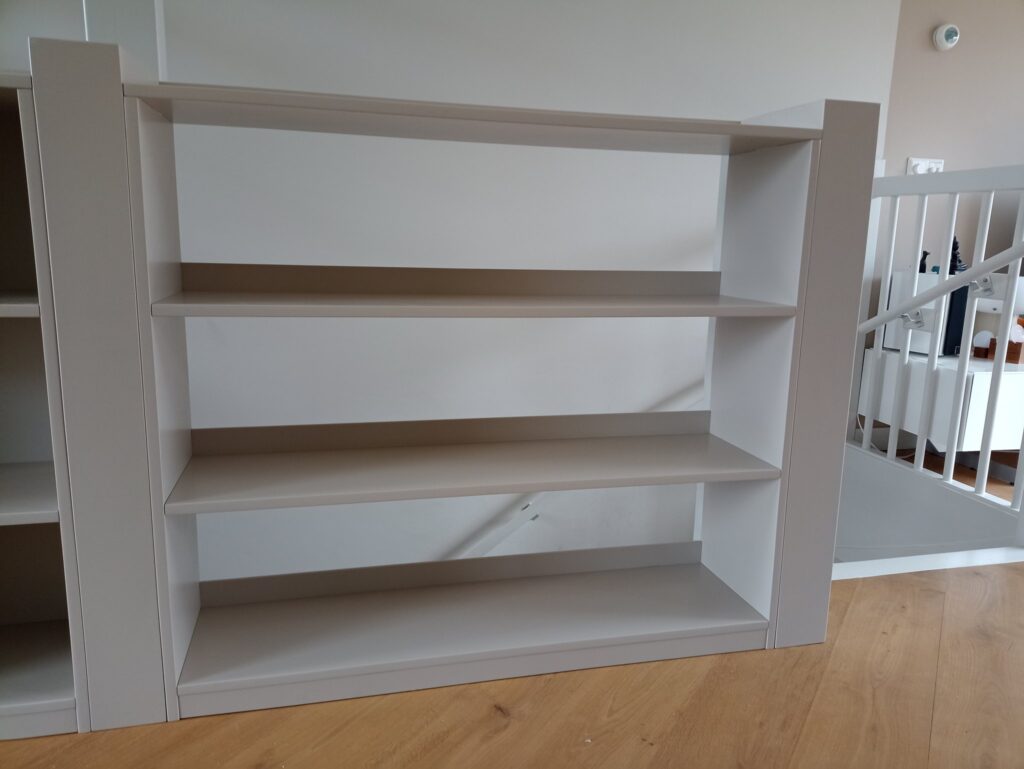 Boekenkast rond het trapgat – Joyce Flendrie Interieur & Design