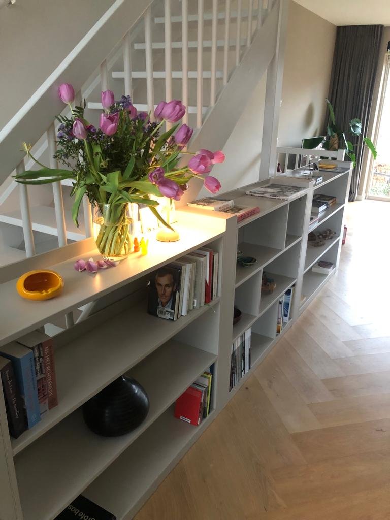 Boekenkast rond het trapgat – Joyce Flendrie Interieur & Design
