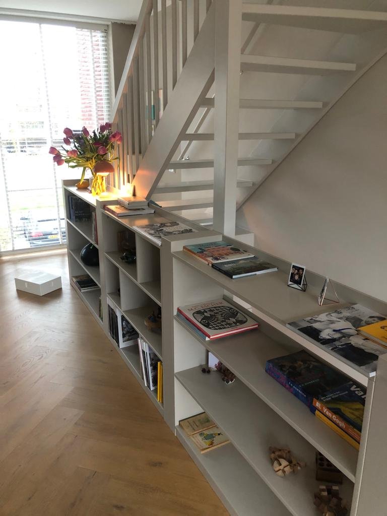 Boekenkast rond het trapgat – Joyce Flendrie Interieur & Design