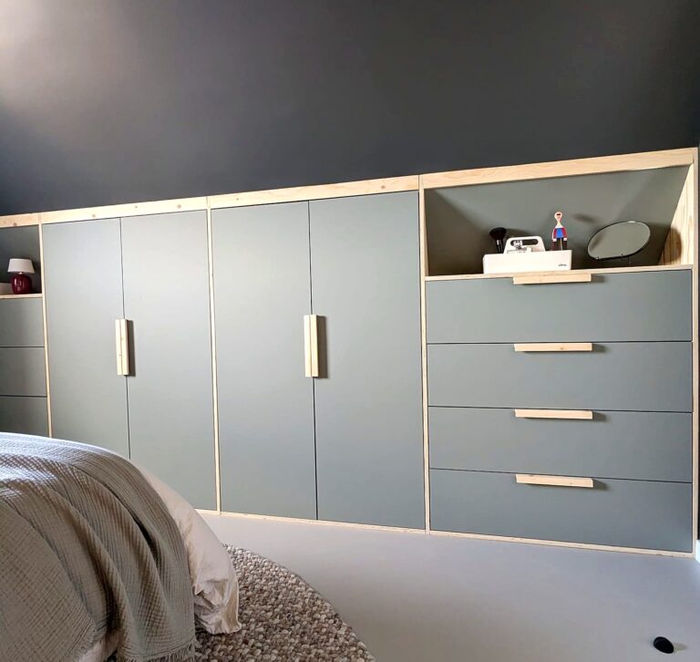 Inbouwkasten onder het schuine dak – Joyce Flendrie Interieur & Design