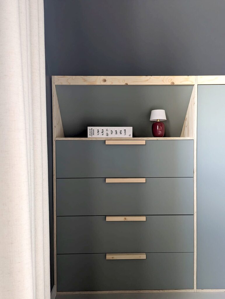 Inbouwkasten onder het schuine dak – Joyce Flendrie Interieur & Design
