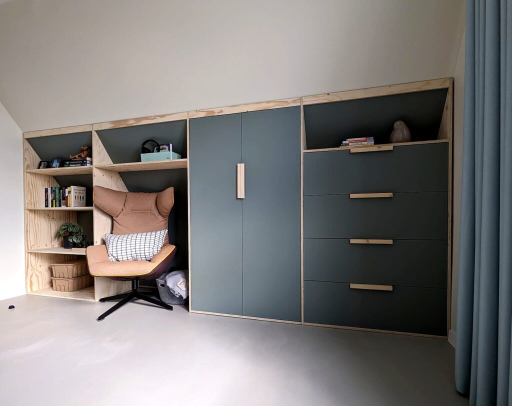Inbouwkasten onder het schuine dak – Joyce Flendrie Interieur & Design