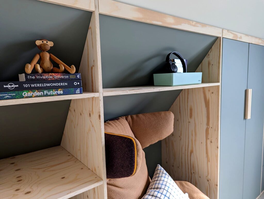 Inbouwkasten onder het schuine dak – Joyce Flendrie Interieur & Design